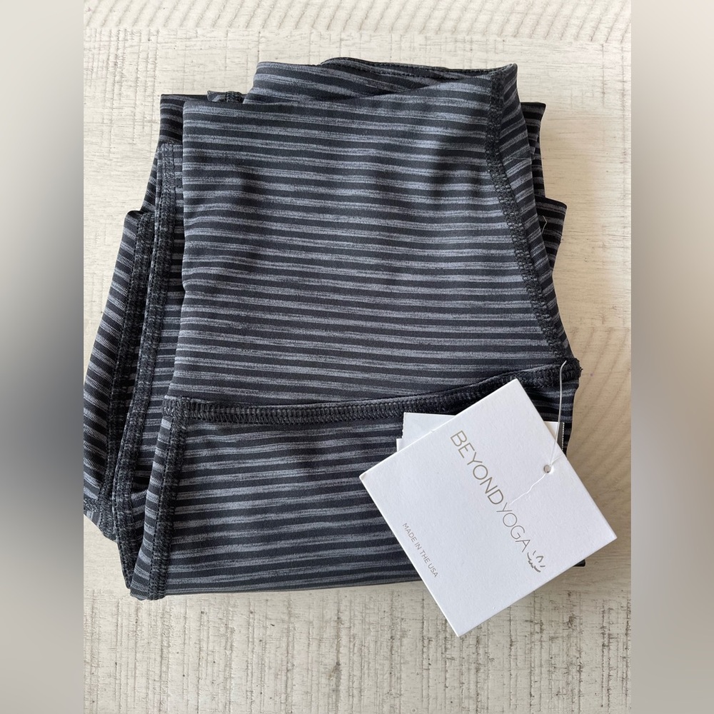 Beyond Yoga striped leggings. Size: XS. NWT.